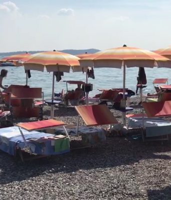 Rezza, ISS, “il mare è sicuro, il Covid-19 non nuota nell’acqua. E la sabbia di mare non trasmette il contagio”