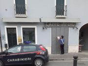 Leno, avventori di un bar non rispettano le distanze, multa e chiusura