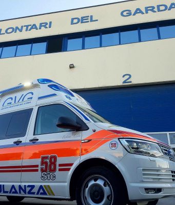 Salò, 14enne si tuffa e rischia di annegare, salvato in extremis