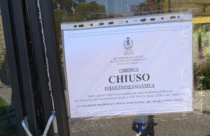 Consumavano bevande all’interno di un chiosco: multa e sospensione