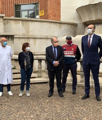 La Polizia di Stato dona 100 braccialetti per monitorare i pazienti covid. Prima sperimentazione in Italia