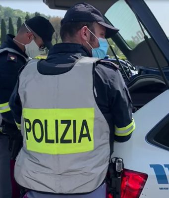 Guida senza patente e finge di essere il cugino