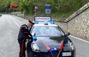 Scappa con 50 grammi di cocaina, ma i Carabinieri lo catturano