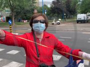 Al mercato con il “metro”… per misurare la distanza sociale