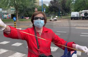 Al mercato con il “metro”… per misurare la distanza sociale