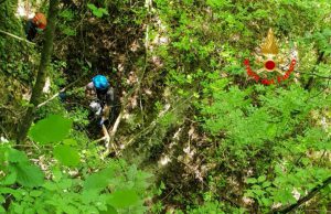 Gardone Riviera, motociclista finisce in una scarpata