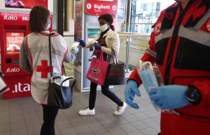 Croce rossa e protezione civile consegnano le mascherine in stazione