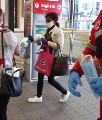 Croce rossa e protezione civile consegnano le mascherine in stazione