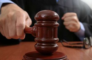 L’insegnante è un pubblico ufficiale. Alunno offende la prof in un tema, genitori condannati a pagare risarcimento