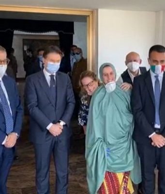Silvia Romano è arrivata in Italia. A Ciampino anche il Premier Conte e il Ministro degli Esteri Di Maio