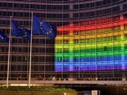Omofobia: Gentiloni pubblica foto Commissione Ue con bandiera arcobaleno
