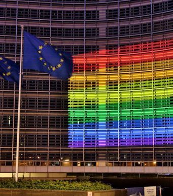 Omofobia: Gentiloni pubblica foto Commissione Ue con bandiera arcobaleno