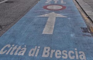 Da lunedì a Brescia tornano le Ztl e i parcometri