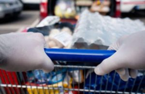 L’OMS traccia la linea: “Non usate i guanti, aumentano il rischio di infezione”