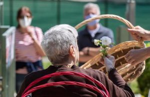 Covid-19, presidio per le Rsa sotto la sede della Regione Lombardia