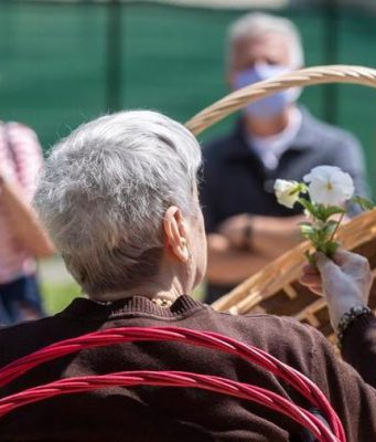 Covid-19, presidio per le Rsa sotto la sede della Regione Lombardia