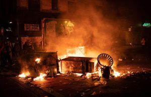 George Floyd, a Seattle il capo del KKK spara e si lancia sulla folla con l’auto