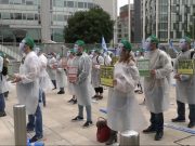 Infermieri, flashmob a Milano. Lunedì sarà a Brescia. 100 infermieri con palloncini rossi che saranno fatti volare