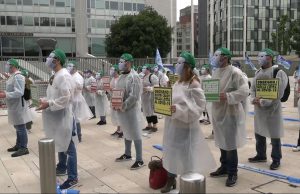 Infermieri, flashmob a Milano. Lunedì sarà a Brescia. 100 infermieri con palloncini rossi che saranno fatti volare