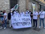 “Giù le mani dalla Polizia penitenziaria”. Oggi il sit-in davanti al carcere di Brescia
