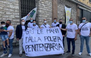 “Giù le mani dalla Polizia penitenziaria”. Oggi il sit-in davanti al carcere di Brescia