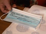 Le mascherine poetiche che appaiono nei negozi di Gussago