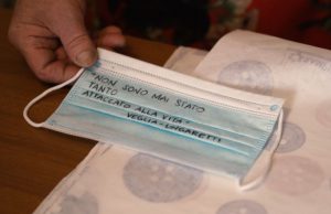 Le mascherine poetiche che appaiono nei negozi di Gussago