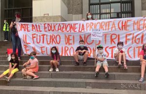 La protesta in piazza Vittoria. “Il calcio riparte e la scuola no, in che paese viviamo?”