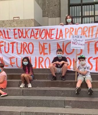 La protesta in piazza Vittoria. “Il calcio riparte e la scuola no, in che paese viviamo?”