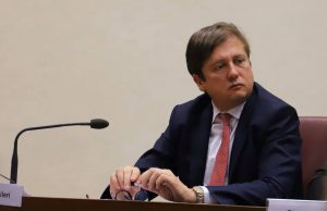 Sileri: ok a riaperture discoteche, ma “non si può ballare stretti stretti”