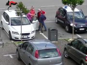 Pusher la minaccia per 1.200 euro di debiti. Lei la denuncia ai Carabinieri