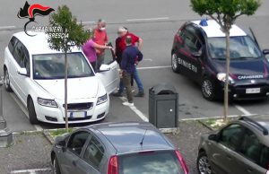 Pusher la minaccia per 1.200 euro di debiti. Lei la denuncia ai Carabinieri