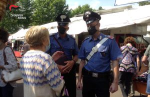 Abbracciava le vittime e sparivano le collane. Arrestata ladra seriale
