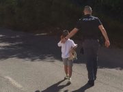 La madre lo rimprovera perché usa troppo il cellulare. Il piccolo fugge di casa