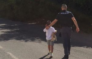 La madre lo rimprovera perché usa troppo il cellulare. Il piccolo fugge di casa