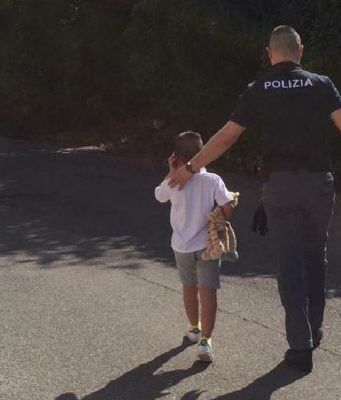 La madre lo rimprovera perché usa troppo il cellulare. Il piccolo fugge di casa