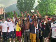 Contestano Salvini. Anche loro senza distanza di sicurezza e, in molti, senza mascherina