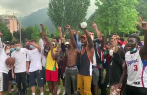 Contestano Salvini. Anche loro senza distanza di sicurezza e, in molti, senza mascherina