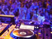 Manifestare uno sopra l’altro va bene. Andare in discoteca all’aperto no.