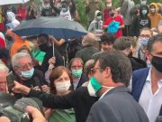 Salvini, bagno di folla a Gardone Val Trompia. Senza alcun rispetto della distanza di sicurezza. I politici, evidentemente, “possono”. Chi lavora, no