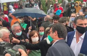 Salvini, bagno di folla a Gardone Val Trompia. Senza alcun rispetto della distanza di sicurezza. I politici, evidentemente, “possono”. Chi lavora, no