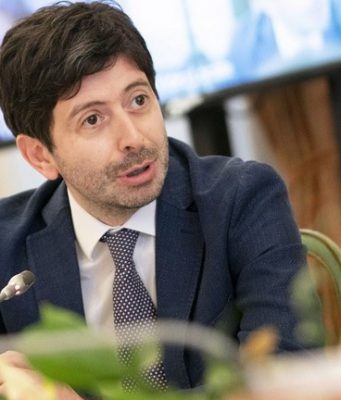 L’appello di Speranza: “Si può ancora evitare la chiusura generalizzata, state a casa il più possibile”