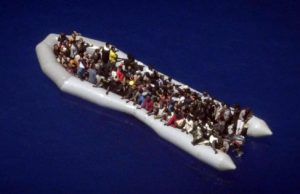 Migranti, nuovi sbarchi: a Lampedusa gli abitanti bloccano il porto