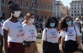 Gli italiani senza cittadinanza contro il governo: “Siamo oltre un milione cresciuti in Italia, ma senza identità”