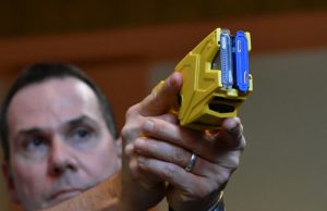 Dietrofront sulla pistola a impulsi elettrici alla polizia: dardi difettosi, il Viminale li ritira