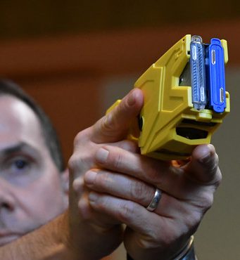 Dietrofront sulla pistola a impulsi elettrici alla polizia: dardi difettosi, il Viminale li ritira