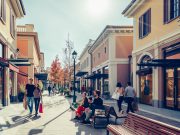 I saldi iniziano ad agosto, ma le offerte non mancano. Al Franciacorta Outlet Village scatta “Summer premiere”