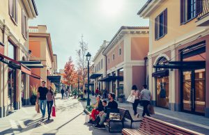 I saldi iniziano ad agosto, ma le offerte non mancano. Al Franciacorta Outlet Village scatta “Summer premiere”