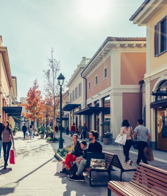 I saldi iniziano ad agosto, ma le offerte non mancano. Al Franciacorta Outlet Village scatta “Summer premiere”