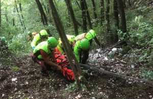Cade sul sentiero durante una camminata, recuperata con l’elisoccorso
